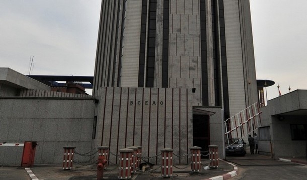 Change / Persistance de la rupture de fonds dans les banques	- Le phénomène de l’argent en espèce prend de l’ampleur